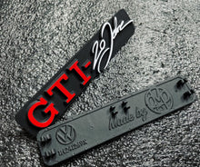 Load image into Gallery viewer, X2 GTI - 20 JAHRE Side Badge Volkswagen Golf 3 mk3 emblema lateral 20 ANIVERSARIO
