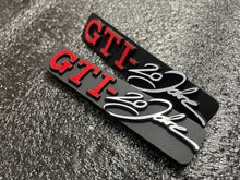 Load image into Gallery viewer, X2 GTI - 20 JAHRE Side Badge Volkswagen Golf 3 mk3 emblema lateral 20 ANIVERSARIO
